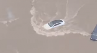 Video: Xe điện Trung Quốc Xpeng P7 lội nước như 'tàu ngầm' trong trận lũ lụt